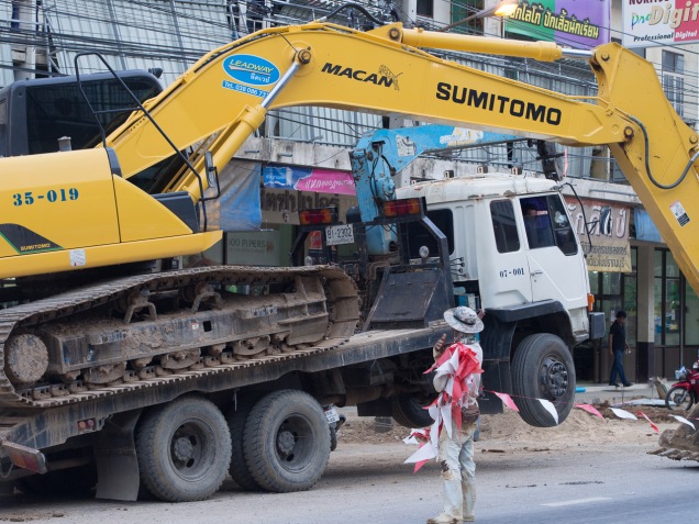 How to load a digger, the Thai way.